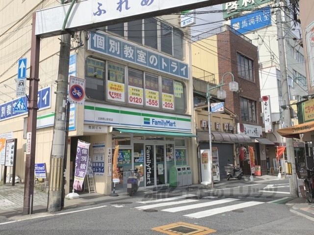 近くにファミリーマート 近鉄郡山駅前店まで650メートルあり