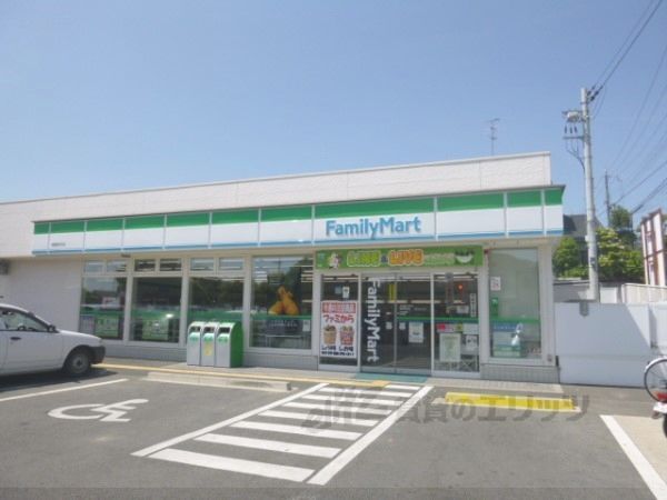 近くにファミリーマート　城陽深谷店まで500メートルあり