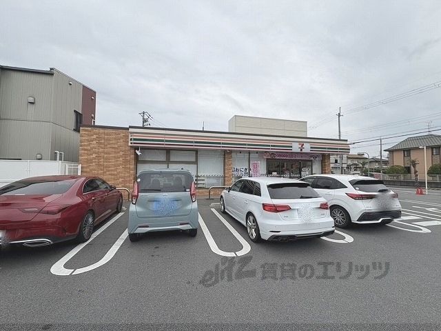 近くにセブン-イレブン 香芝西真美店まで450メートルあり
