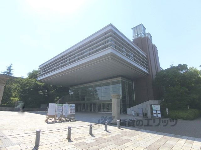 近くに同志社大学京田辺キャンパスまで9990メートルあり