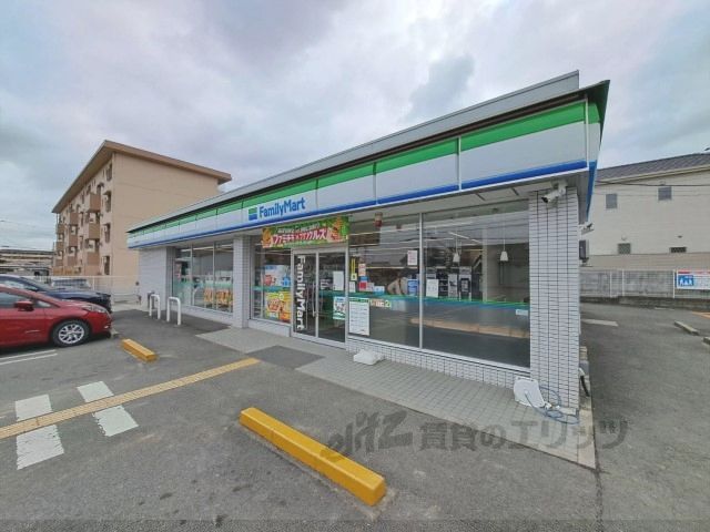 近くにファミリーマート　葛城八川店まで600メートルあり