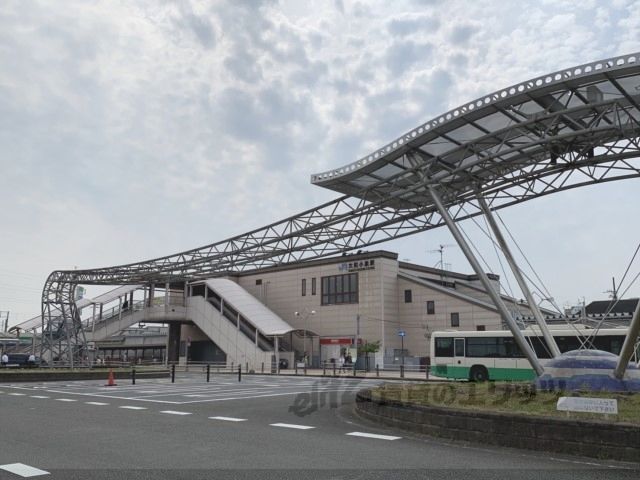 近くにJR　大和小泉駅まで390メートルあり