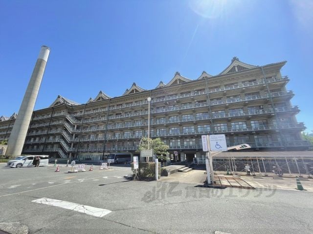 近くに天理よろづ相談所病院本館まで1100メートルあり