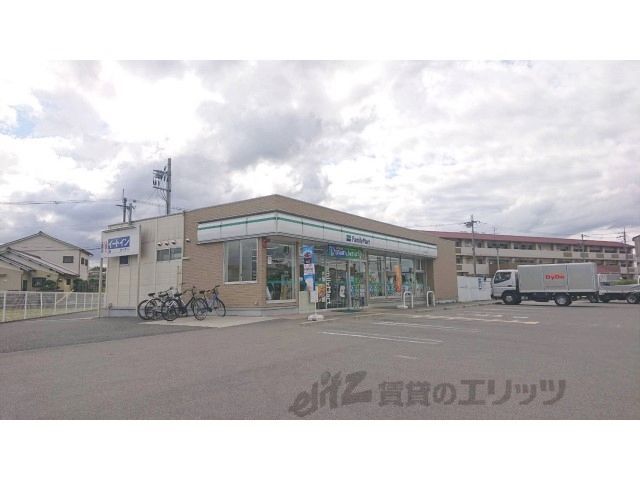 近くにファミリーマート　奈良秋篠町店まで900メートルあり