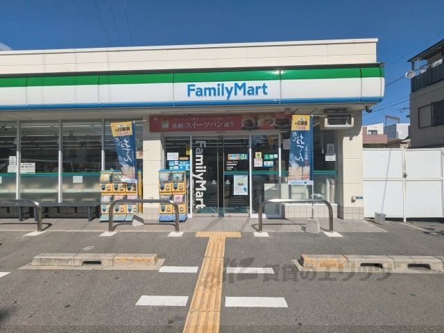 近くにファミリーマート 俊徳道駅西店まで1000メートルあり