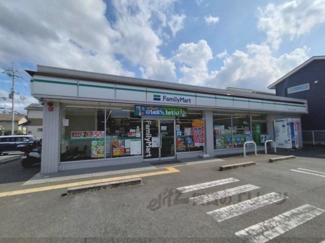 近くにファミリーマート　橿原くずもと町店まで450メートルあり