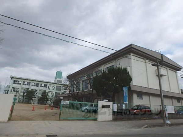 近くに御牧小学校まで2800メートルあり