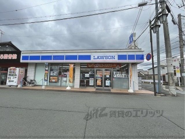 近くにローソン　西田原本駅前店まで700メートルあり