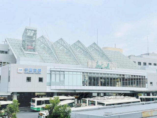 近くに近鉄学園前駅まで2200メートルあり
