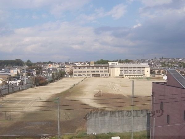 近くに城陽中学校まで550メートルあり