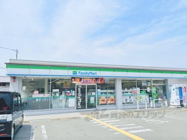近くにファミリーマート 京田辺市役所前店まで1400メートルあり
