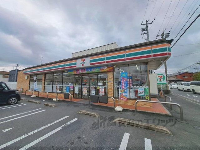 近くにセブン-イレブン 大和高田今里町店まで240メートルあり