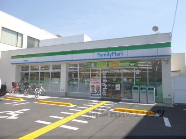 近くにファミリーマート 城陽駅南店まで350メートルあり