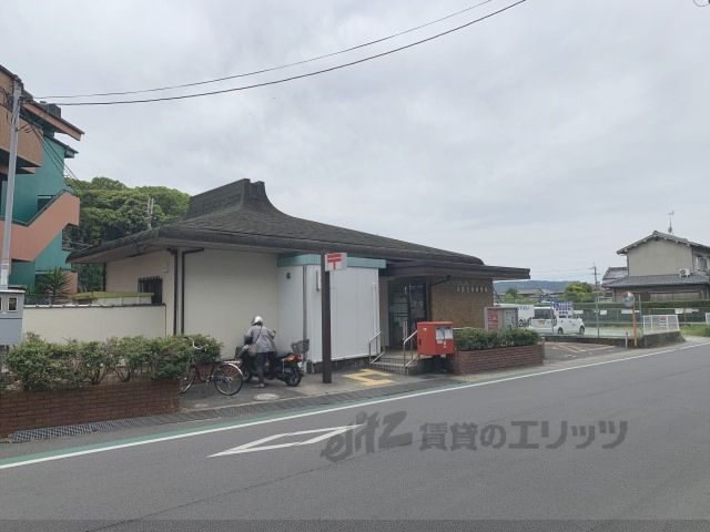 近くに奈良宝来郵便局まで750メートルあり