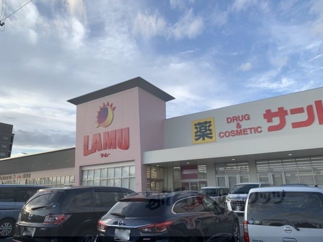 近くにラ・ムー精華店まで1000メートルあり