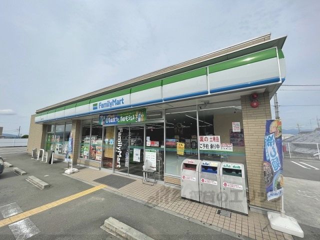 近くにファミリーマート 葛城竹内店まで1200メートルあり
