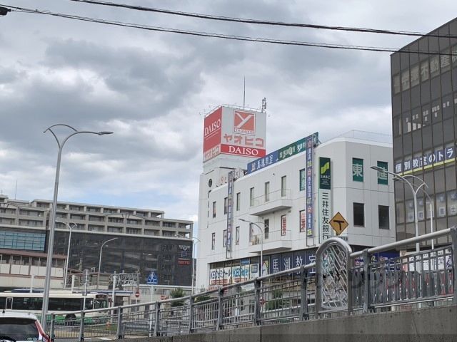 近くにスーパーヤオヒコ 王寺駅前店まで2200メートルあり