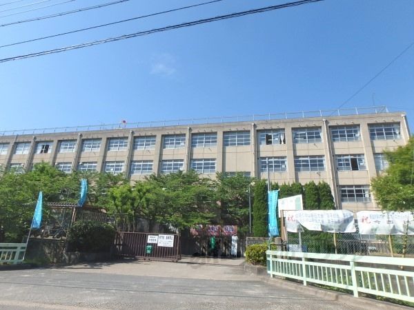 近くに東城陽中学校まで1300メートルあり