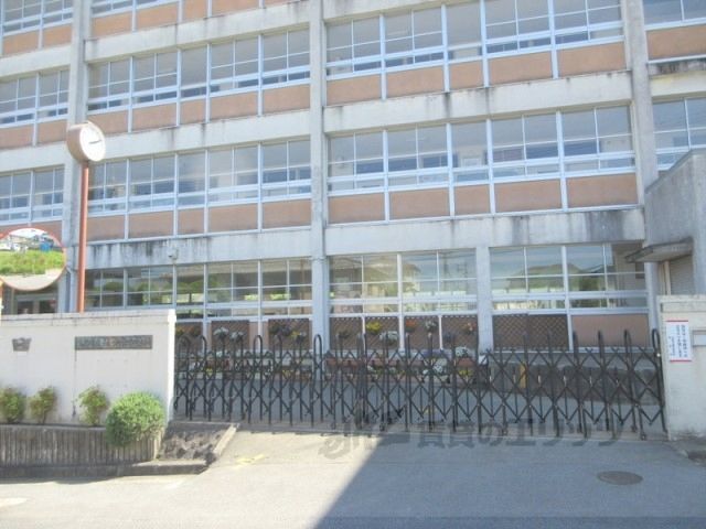 近くに生駒市立生駒南中学校まで650メートルあり
