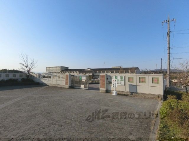 近くに梅美台小学校まで600メートルあり