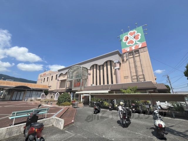 近くにライフ　御所店まで450メートルあり