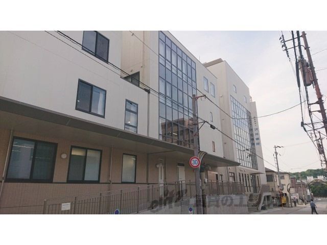 近くに沢井病院まで1200メートルあり