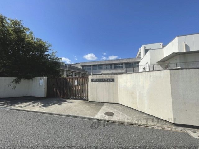 近くに田原本町立北中学校まで1100メートルあり