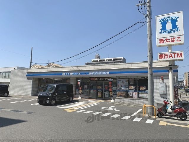 近くにローソン 奈良西大寺南町店まで800メートルあり