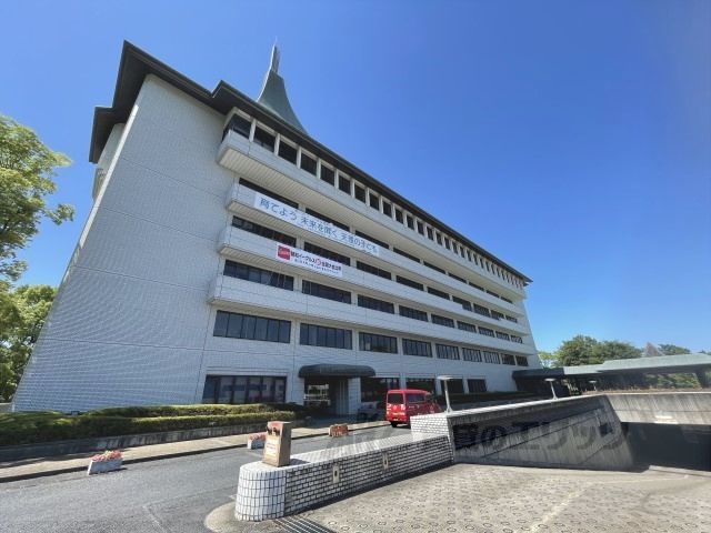 近くに天理市役所まで1800メートルあり