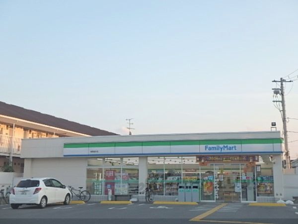 近くにファミリーマート 城陽樋尻店まで230メートルあり