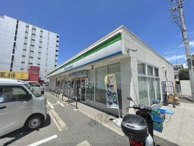 近くにファミリーマート 東大阪川俣店まで1200メートルあり