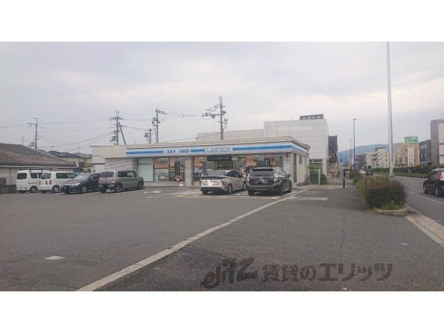 近くにローソン 奈良法華寺西店まで700メートルあり