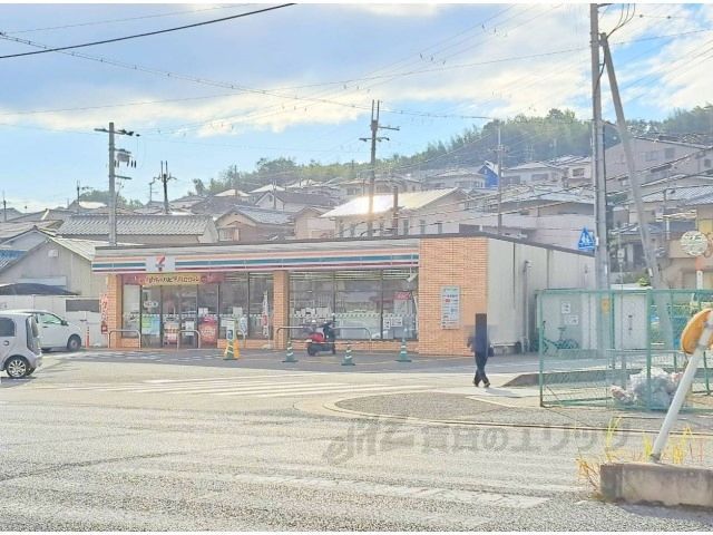 近くにセブンイレブン　生駒有里町店まで1000メートルあり
