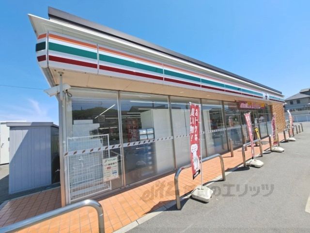 近くにセブン-イレブン 橿原鳥屋町店まで1400メートルあり