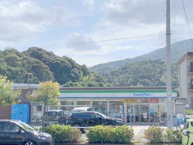 近くにファミリーマート　生駒壱分インター北店まで120メートルあり