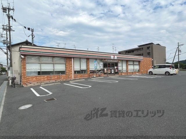 近くにセブンイレブン 橿原西池尻町店まで550メートルあり