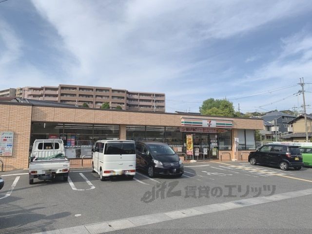 近くにセブンイレブン　奈良あやめ池南６丁目店まで220メートルあり