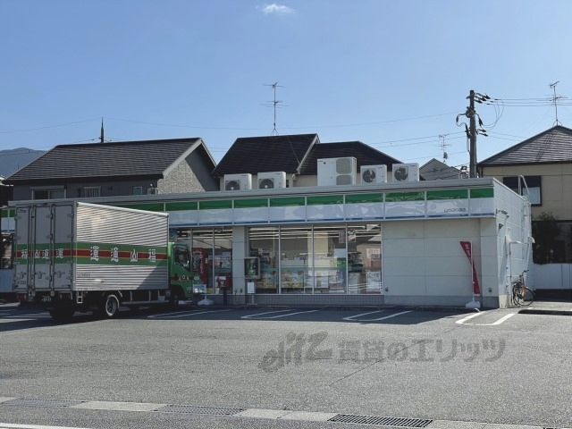 近くにファミリーマート山の辺の道店まで700メートルあり