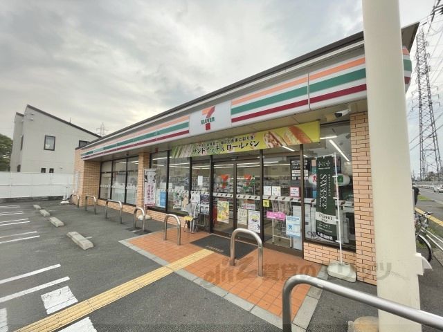 近くにセブンイレブン　大和郡山小林町西店まで800メートルあり