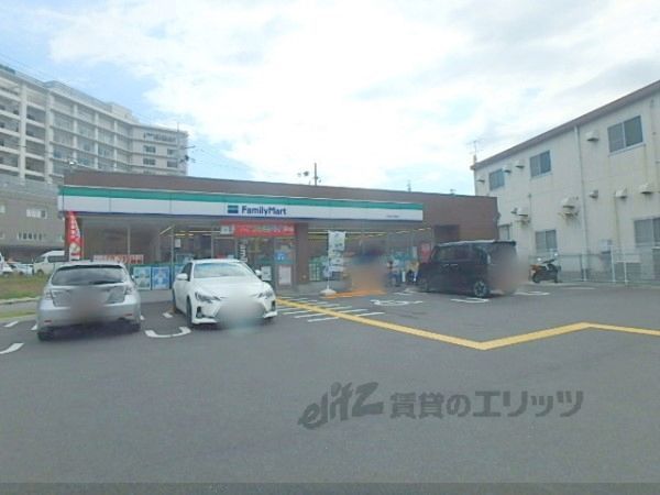 近くにファミリーマート 宇治中川原店まで400メートルあり