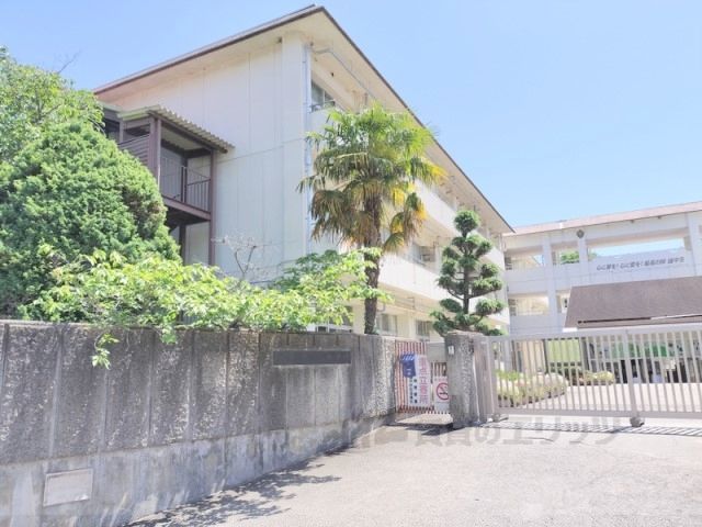 近くに生駒市立緑ヶ丘中学校まで1300メートルあり
