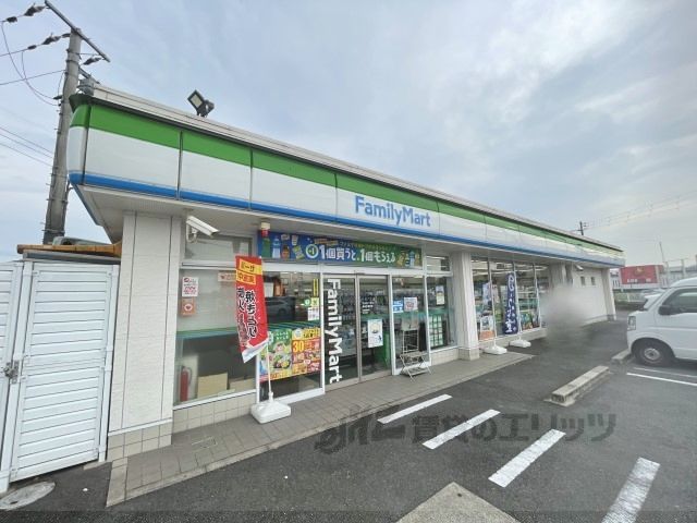 近くにファミリーマート　 郡山小泉口店まで1100メートルあり
