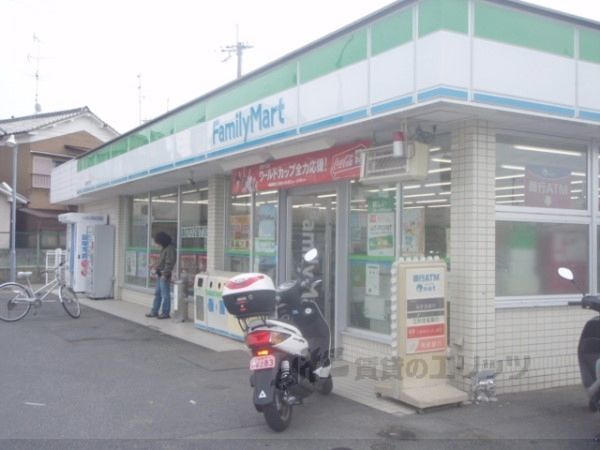 近くにファミリーマート　城陽枇杷庄店まで700メートルあり