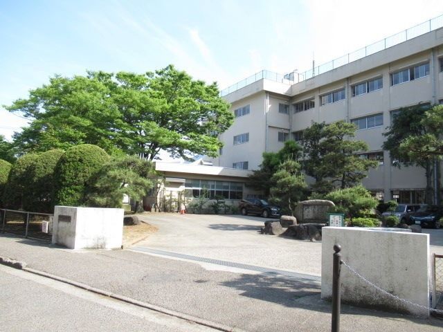近くの新潟市立青山小学校まで489m(徒歩7分)