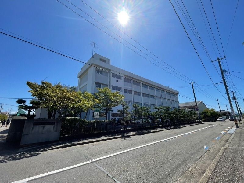 近くの新潟市立小針中学校まで1,900m(徒歩24分)