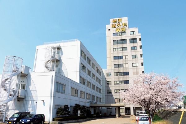 近くの泰庸会新潟脳外科病院まで845m(徒歩11分)