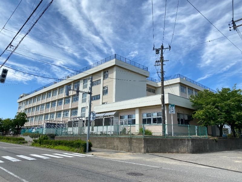 近くの新潟市立西内野小学校まで735m(徒歩10分)