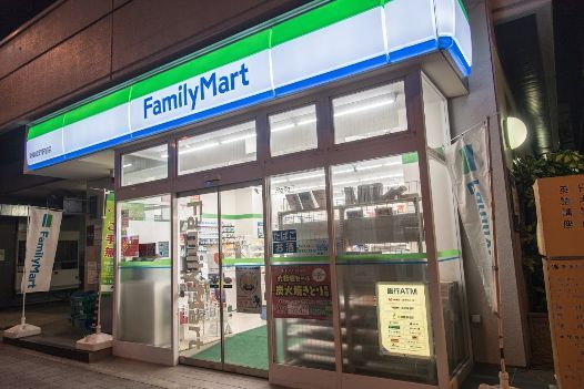 近くのファミリーマート新御徒町駅前店まで310m（徒歩4分）