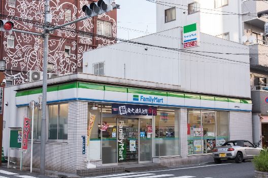 近くのファミリーマート台東千束店まで131m（徒歩2分）