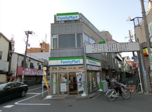 近くのファミリーマート鐘ヶ淵駅前店まで255m（徒歩4分）